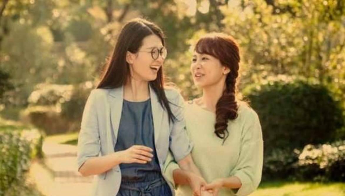 她是缅甸最大女毒枭,4岁就会用枪,烟不离手,被称“女皇帝”